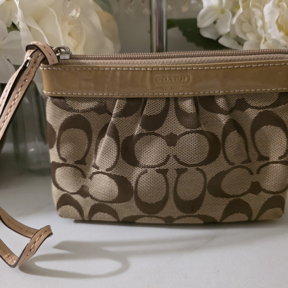 Coach Tan Leather Shoulder Bag with Signature Pouch See Pic 2 For Pouch - Picture 2 of 16